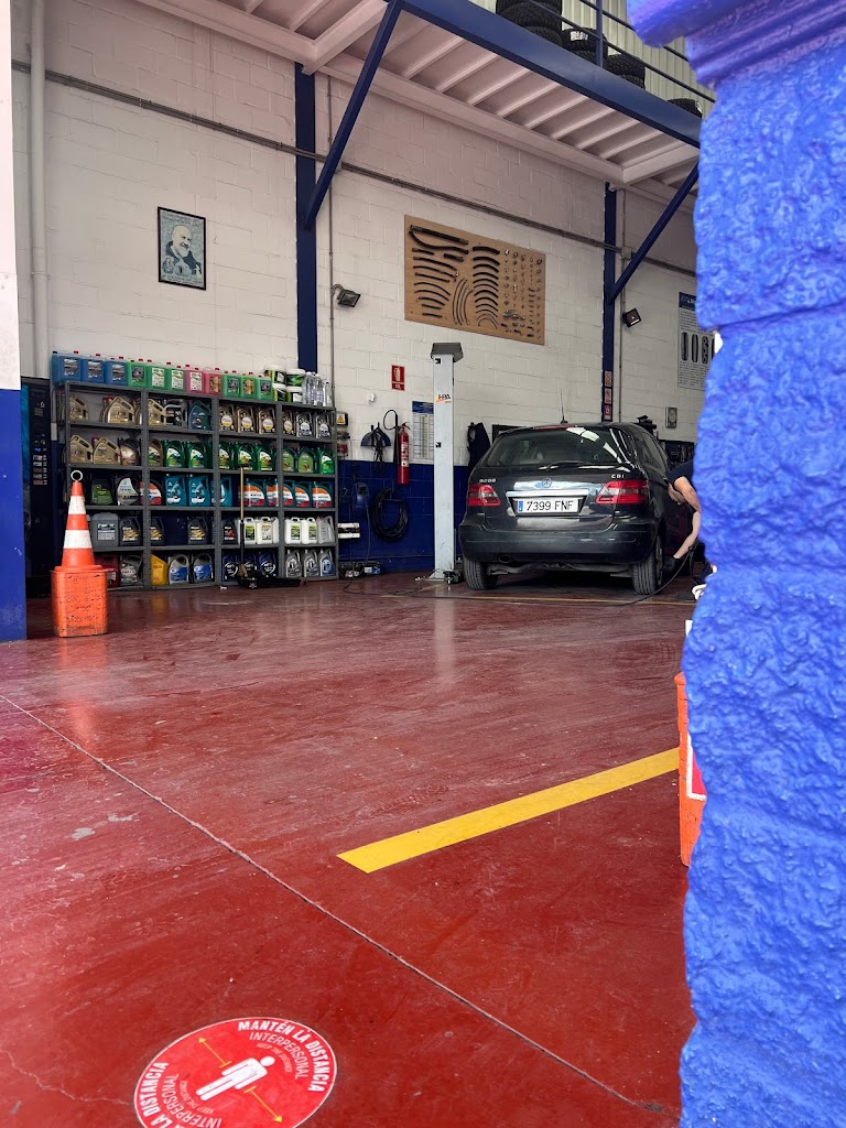 Neumaticos Ronda, Agustin Lobatos