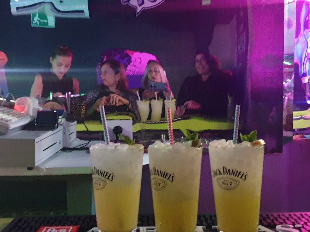 Le Pop Disco Pub — Comida y bebida