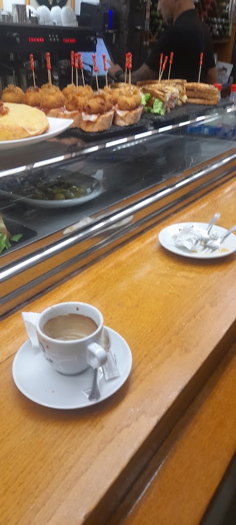 Bar Eguiluz — Comida y bebida