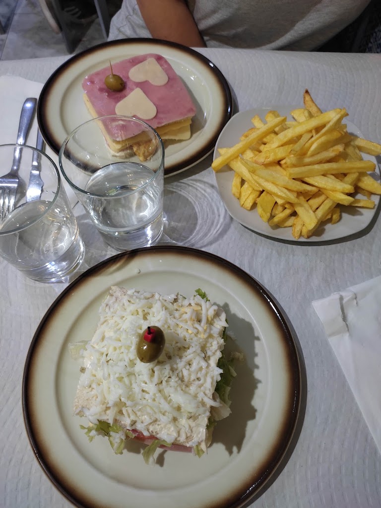 CAFE-BAR mari — Comida y bebida