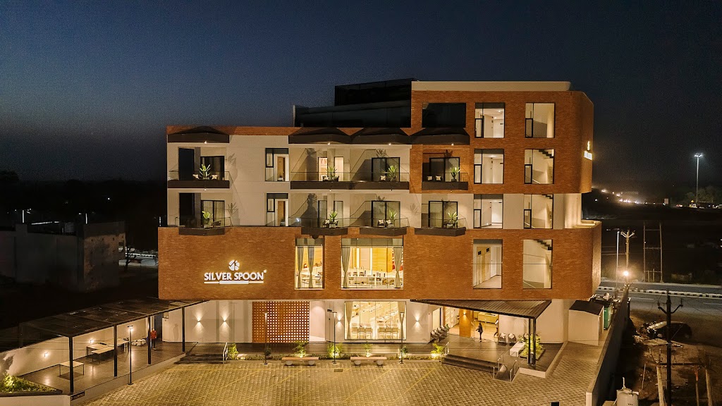 Hotel Maroon