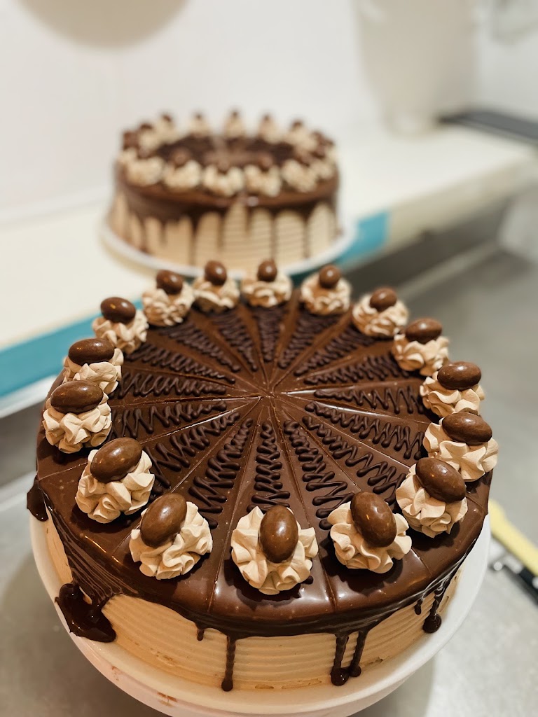Pasteleria Fiore's Bakery — Comida y bebida