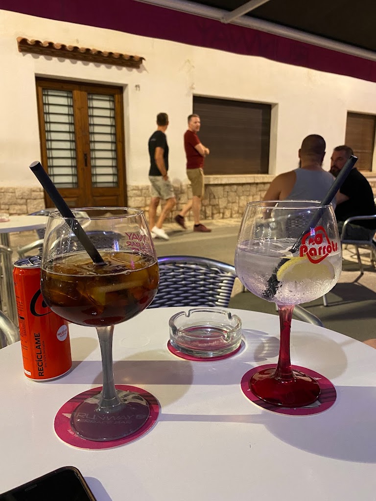Runway Terrace Bar — Comida y bebida