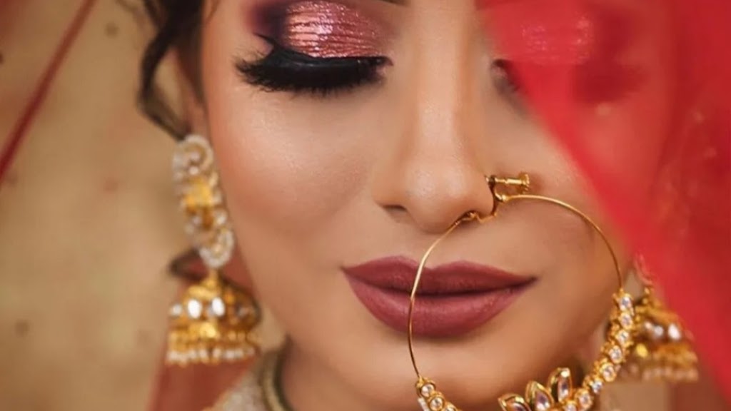 Lash The Professional Unisex Salon Makeup Studio