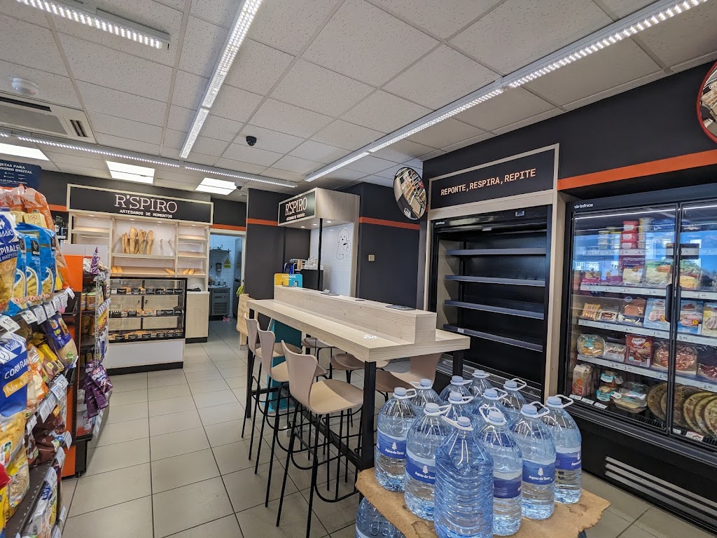 Estacion de servicio Moeve, antes Cepsa — Interior