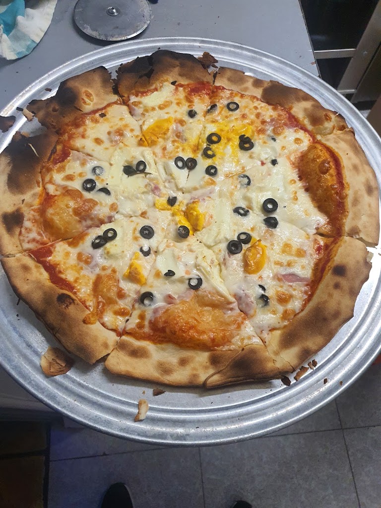 Cafe Bar Poppy's Pizza — Pizza