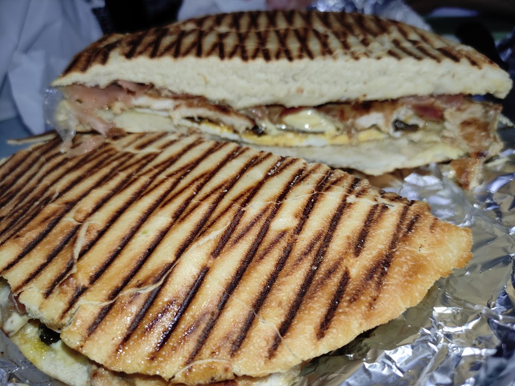 Casa Carlos Bocadillo — Comida y bebida