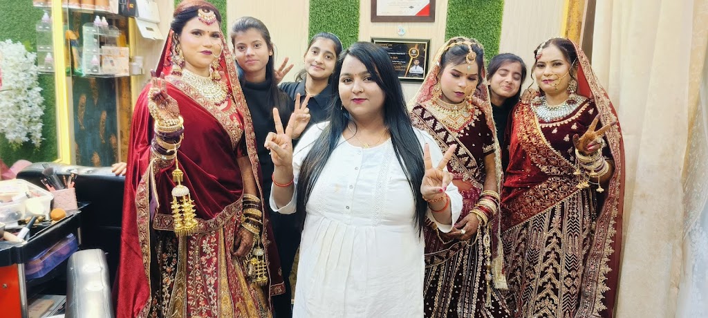 Vanshika Makeover Kharbuja Mandi Main Market Dataganj