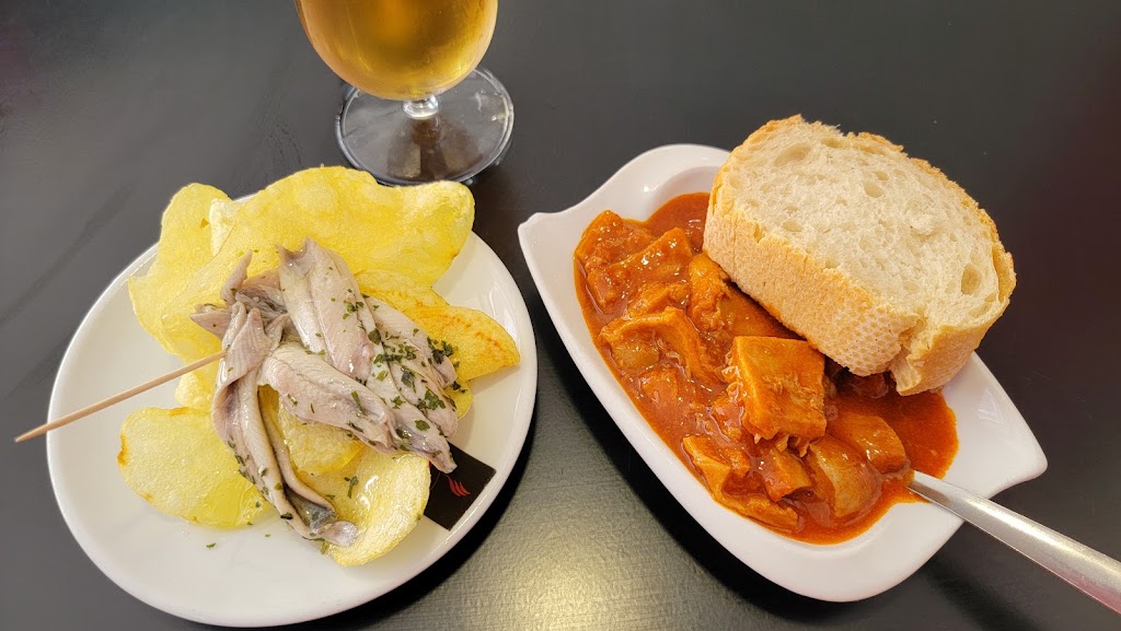 Cafeteria Castilla Bar — Comida y bebida