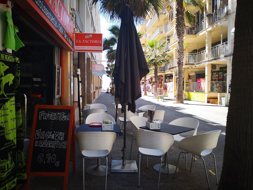 Cafe Bar&Brunch La Factoria — Ambiente