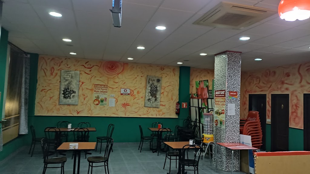 Pizzeria Pizza Especial De Kebab — Ambiente