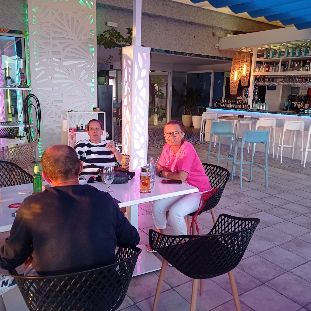 Blue Orange Lounge / Pool House Terrace — Ambiente