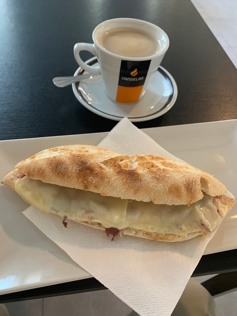 Bar Cafeteria L' ESTACIO — Comida y bebida