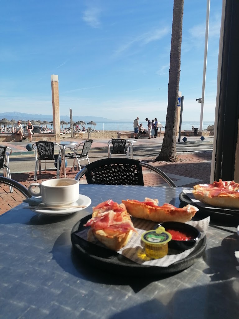 Cervecerias La Surena y 100 Montaditos — Comida y bebida