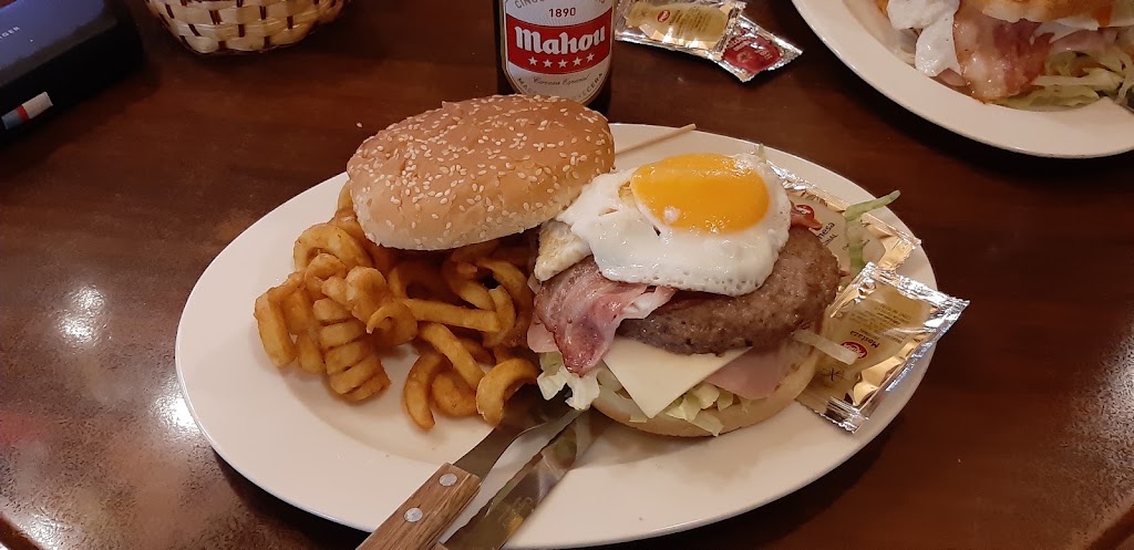 Bar Camelot — Comida y bebida