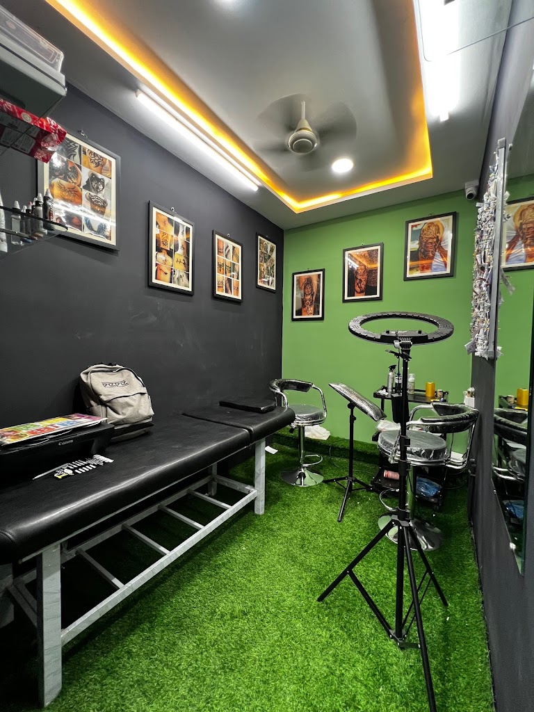 Taanya S Unisex Saloon