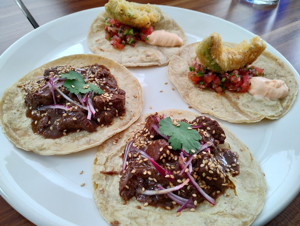Restaurante Ajedrea — Comida y bebida