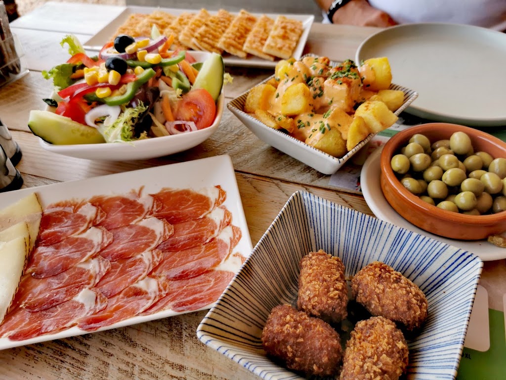12 Lounge Restaurant — Comida y bebida