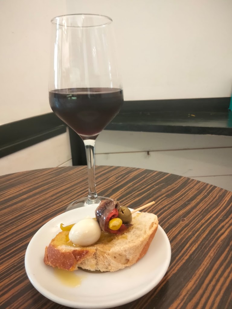 Bodeguilla tudelilla — Comida y bebida