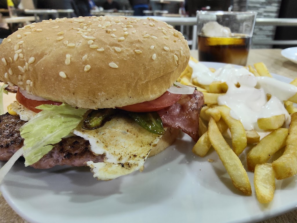 Hamburgueseria Los Pepes — Comida y bebida