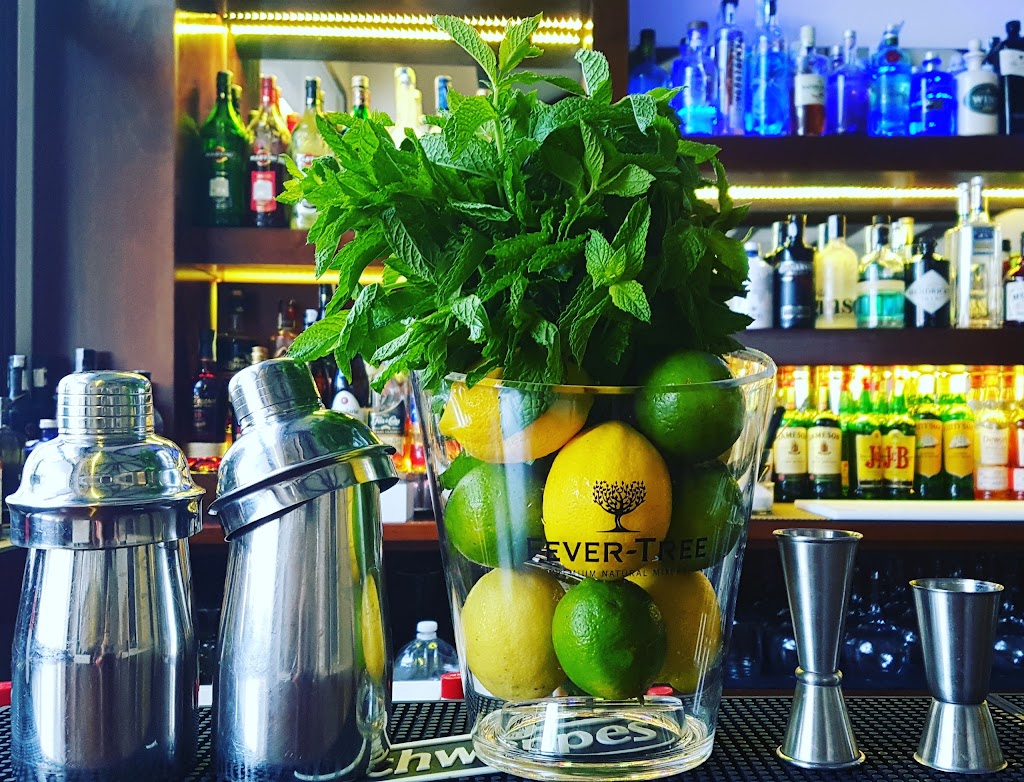 QB Cocktails & Bar — Comida y bebida