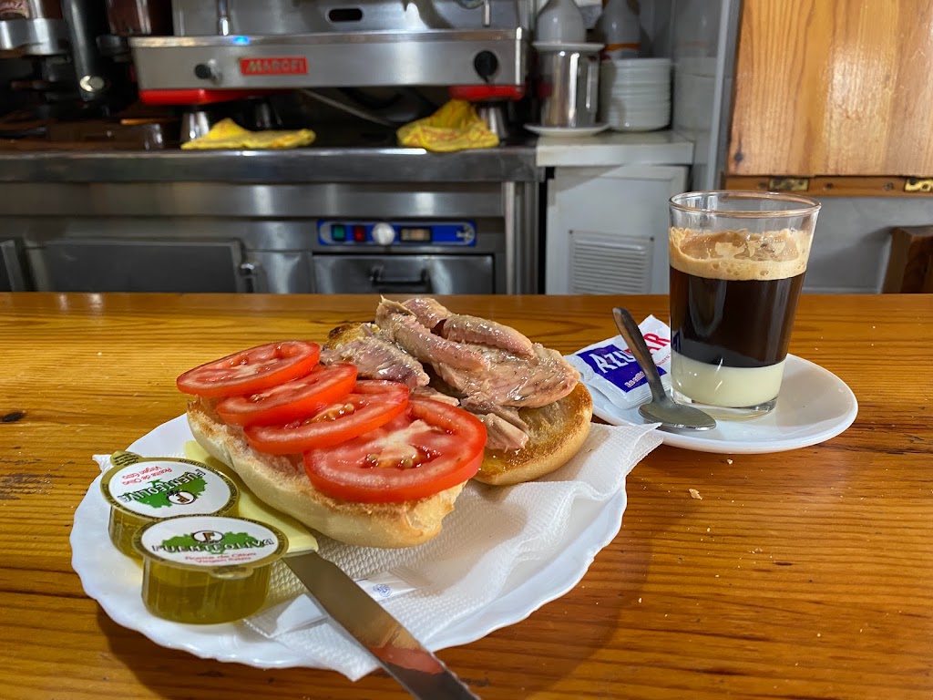 Bar El Lazo — Comida y bebida