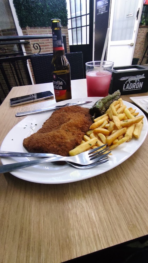 Bar Los Conejos — Comida y bebida
