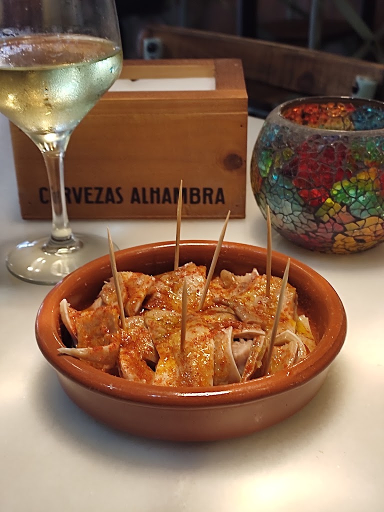 La Encantadora — Comida y bebida