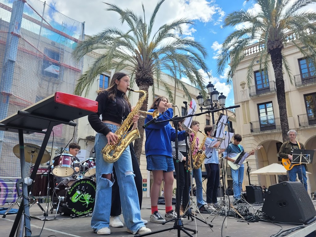 MUSICAREA Escola de Musica moderna. Classes d'instrument i cant.