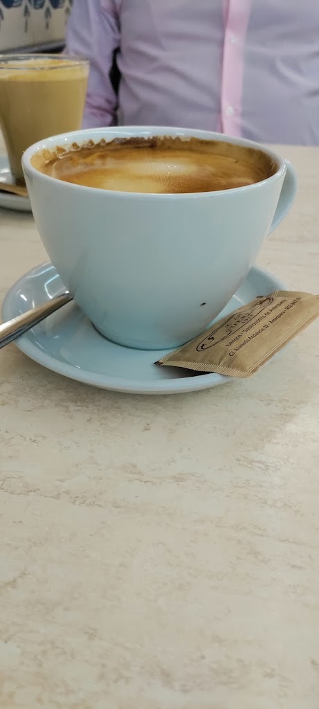 Bar Aurora — Comida y bebida