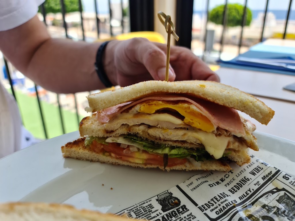 RESTAURANTE LUNA — Comida y bebida