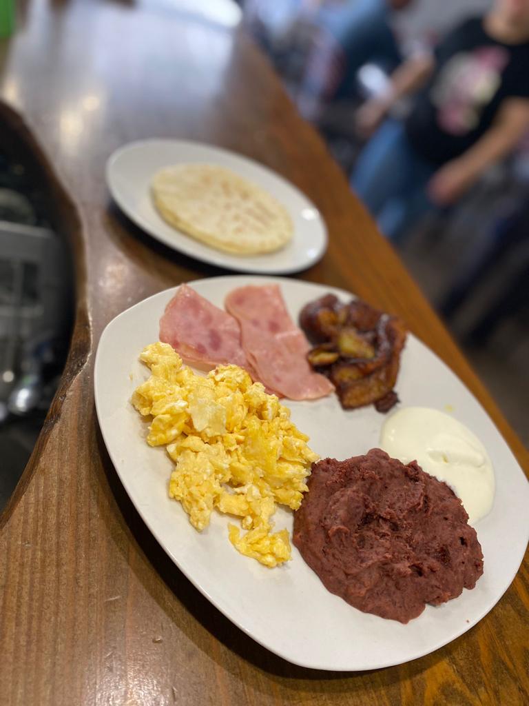 El Callejon Bar. — Comida y bebida
