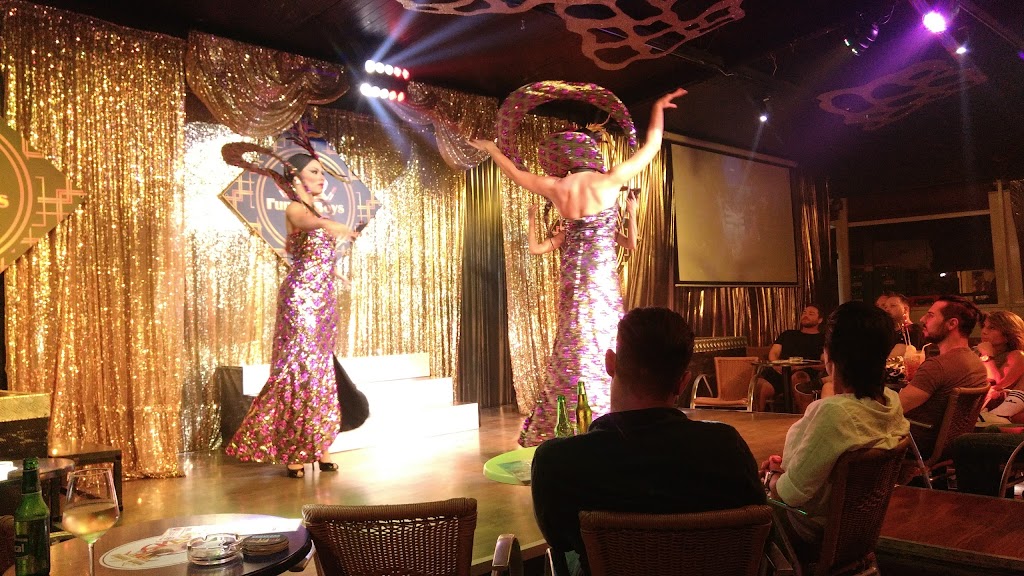 Chez Funny Boy's — Escenario