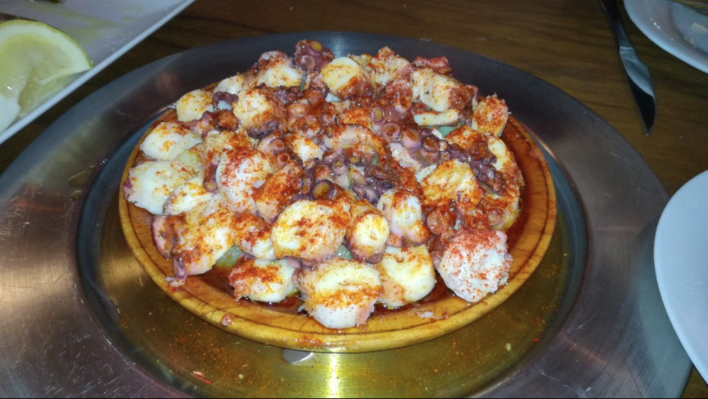 Restaurante Manda Carallo — Comida y bebida