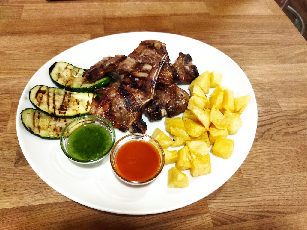 Restaurante La Alcarraza — Comida y bebida