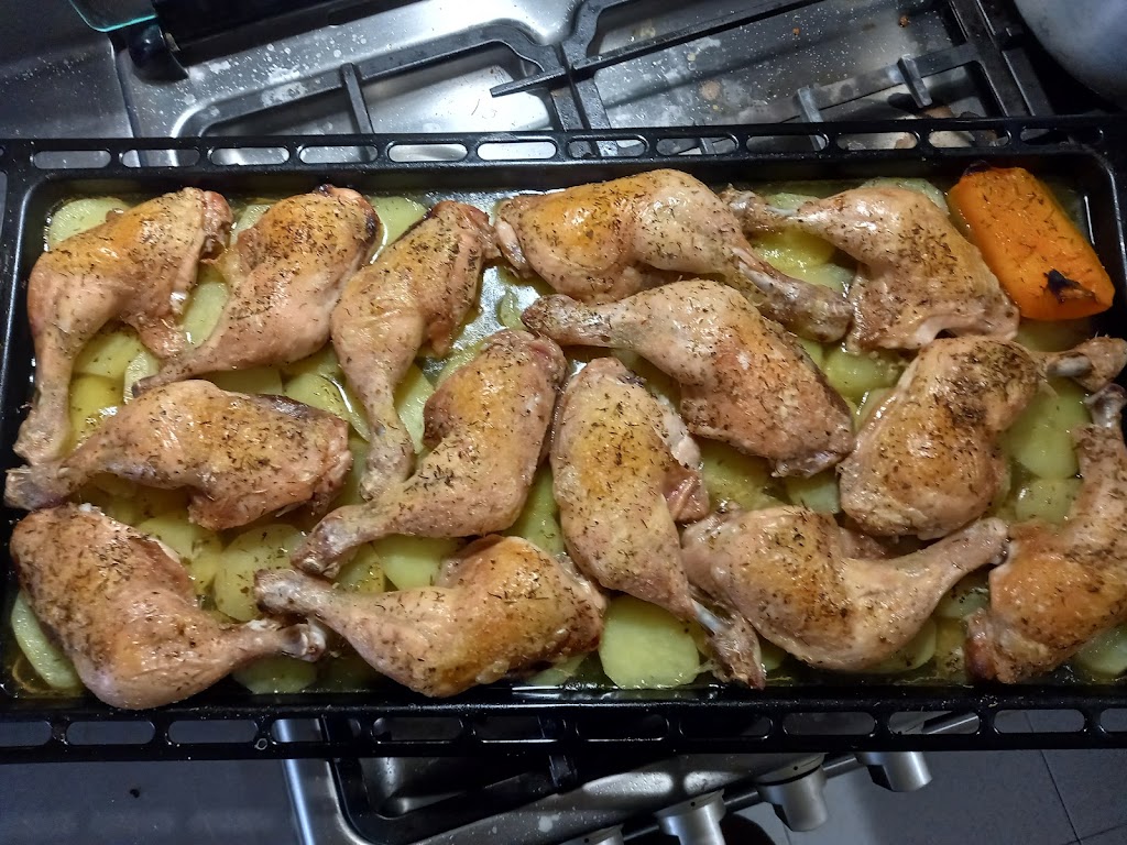 Asador de pollos y comidas para llevar Canico Viejo — Comida y bebida