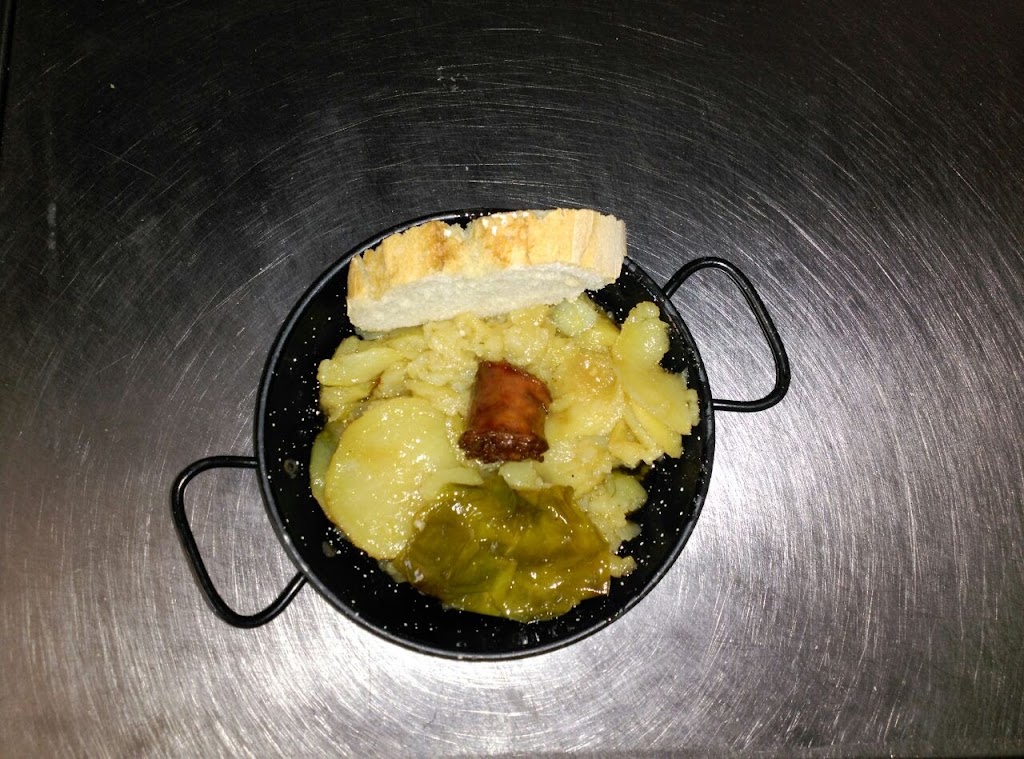 Cerveceria Bar la chica — Comida y bebida