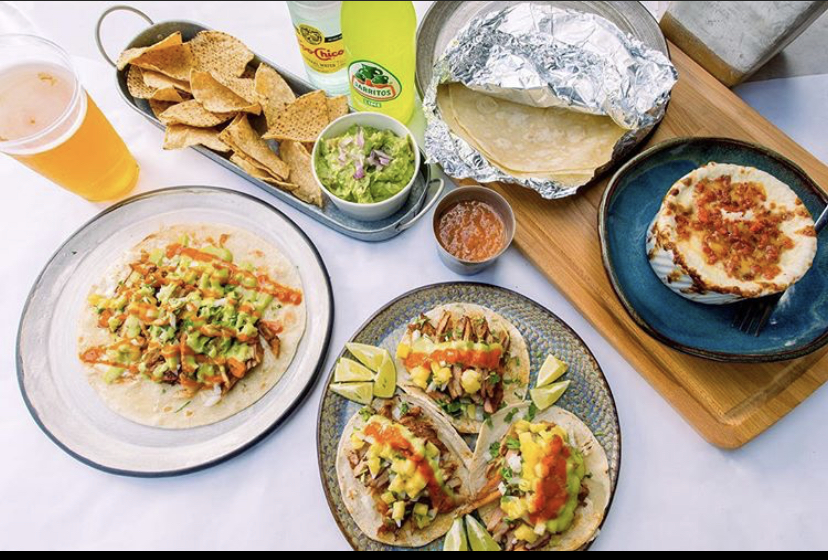 Mejias Beach — Comida y bebida