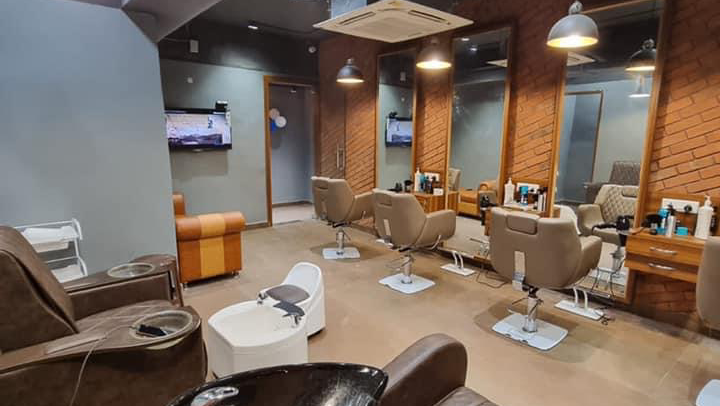 Q Barbas Family Salon