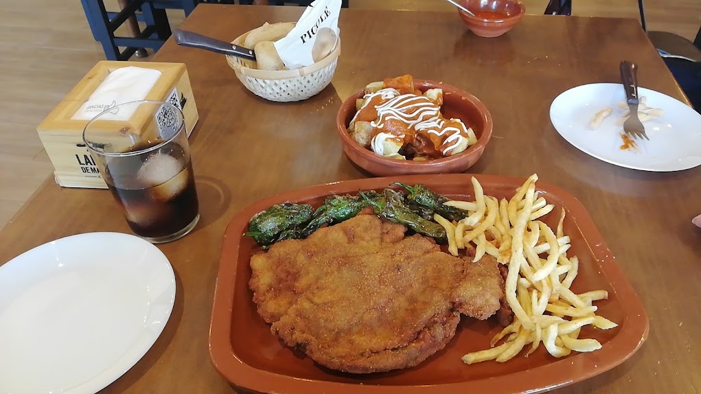 EL ARROYO — Comida y bebida