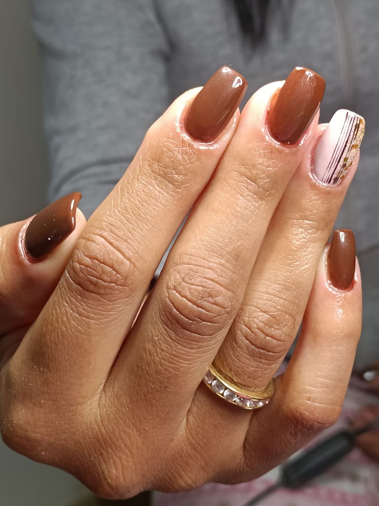 Victoria Studio Cejas y Pestanas — Manicura