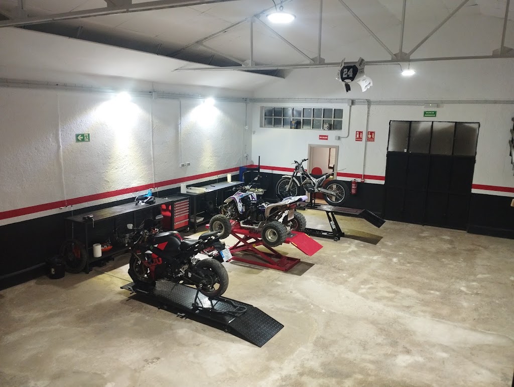 taller de motos GP bikes — Del propietario