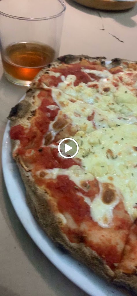Pizzeria - Restaurante — Comida y bebida