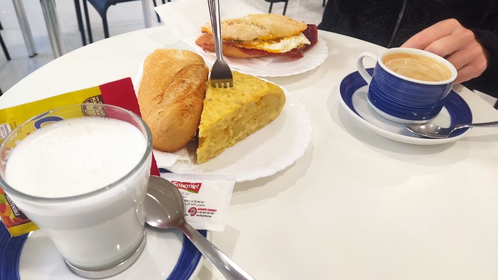 Cafeteria Las Claras — Comida y bebida