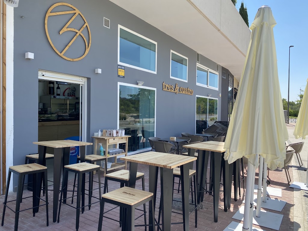 Cafe Bar Tres & Cuatro — Ambiente