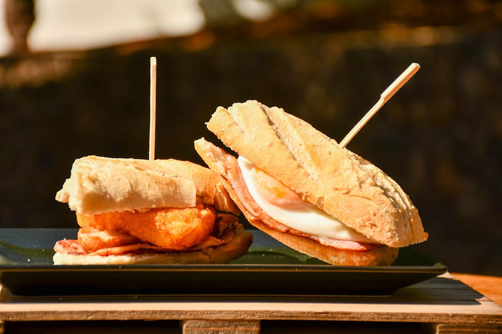 McGuire's Irish Bar — Comida y bebida