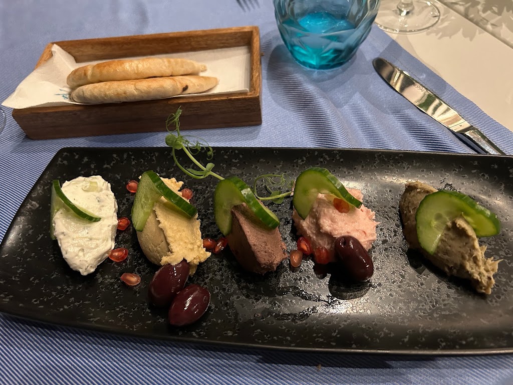 Sebastyan's Atlantico Lounge — Comida y bebida