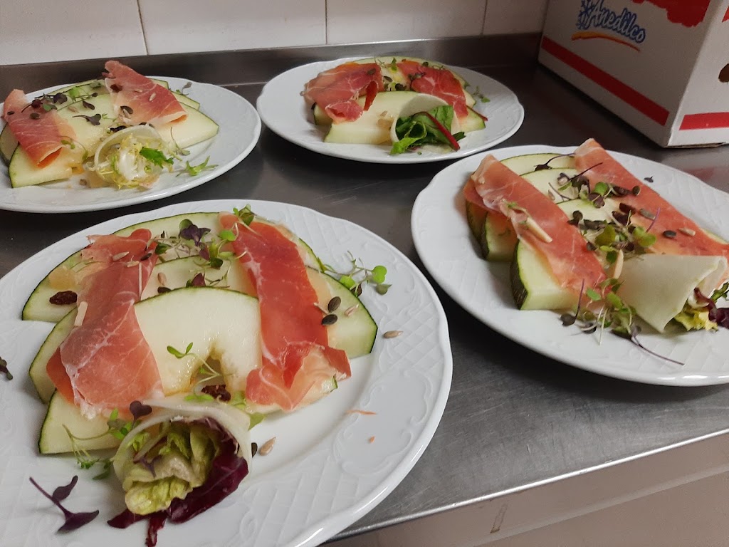 Restaurante La Charluca — Comida y bebida