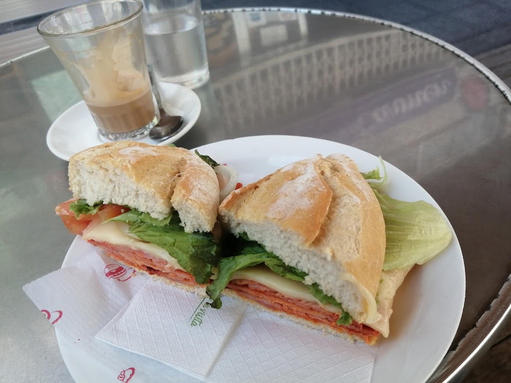 Cafeteria Dona Carmen — Comida y bebida