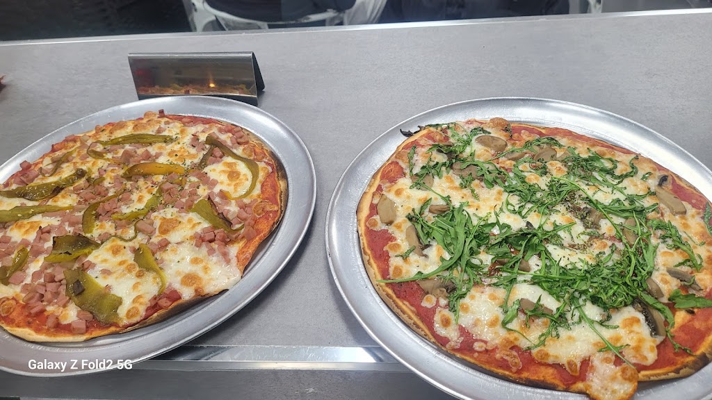 Pizzeria Un Bocado Pio Pio — Comida y bebida